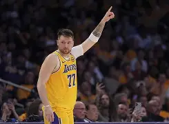 爱游戏中国-重磅！东契奇连续二十场比赛得分超过状态火爆金州勇士绝杀压哨备战中超，今晨波尔图备战中超的简单介绍